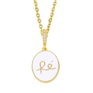 Collar dorado con colgante de esmalte blanco y brillantes pedrería de estilo elegante