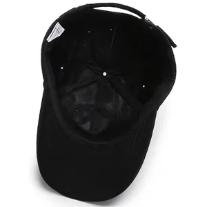 Vue intérieure de la casquette de baseball en coton noir avec coutures à 6 panneaux et sangle