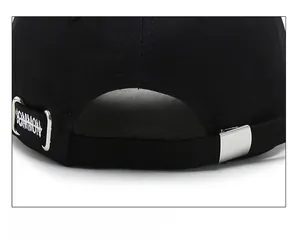 Détail de la sangle réglable arrière d'une casquette noire avec boucle en métal argenté
