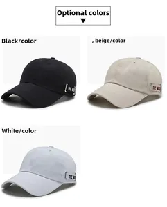 Détail de la casquette en coton avec ruban lettré 'THE MOST' et boucle métallique latérale