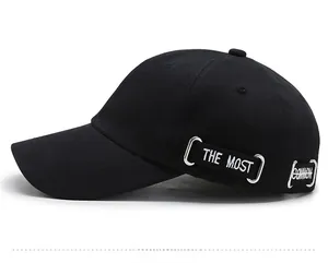 Vue latérale de casquette de baseball noire avec boucle et broderie THE MOST