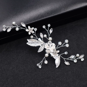 Barrette de mariage argentée avec fleurs faites main, perles et strass brillants