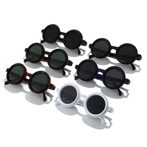6er-Set runde Vintage-Sonnenbrillen in Schwarz, Weiß und Tortoise-Farben mit dunklen Gläsern