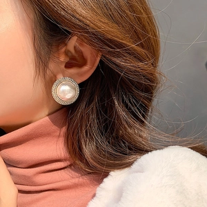 Luxury round pearl stud earrings with sparkling crystals for a vintage aesthetic look