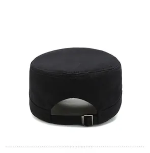 Détail arrière d'une casquette militaire noire avec boucle réglable et tissu sergé