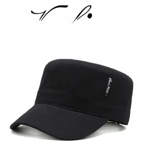 Détail de la casquette militaire en coton noir montrant l'étiquette et les coutures de visière