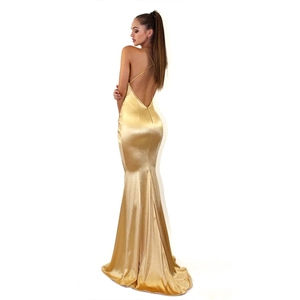 Robe longue sirène en satin doré avec dos nu et fines bretelles croisées pour femme