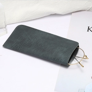 Étui à lunettes étanche en cuir souple gris anthracite avec des lunettes dorées