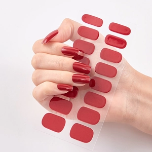 Gel-Nagelsticker Set in Tiefrot mit 16 glänzenden Streifen für die Maniküre am Modell