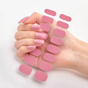 Rosafarbene einfarbige minimalistische Nagelfolien, 16er-Set an der Hand im Studio gezeigt