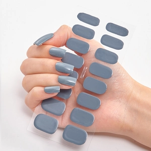 Minimalistische graue Nagelfolien im Set mit 16 Größen auf Händen für einfache Anwendung