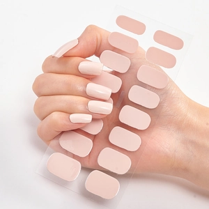 Rosa einfarbige Nagellackaufkleber mit sechzehn Teilen auf der Hand präsentiert
