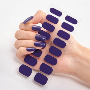 Dunkelviolette einfarbige Nagellack-Aufkleber Set mit 16 Klebestreifen auf Modellhand