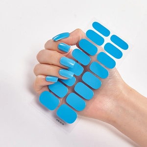 Blaue einfarbige Nagelfolien Set Modell CS-019 auf Nägeln für einen minimalistischen Look