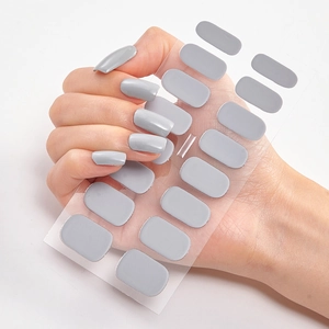 Einfarbige graue Nagellack-Aufkleber auf transparentem Träger für minimalistisches Design