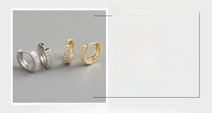 Vue détaillée des boucles d'oreilles huggie en argent S925 avec zircons et dimensions