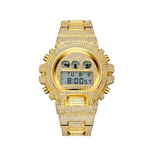 Vue de face d'une montre numérique dorée de luxe ornée de strass blancs scintillants