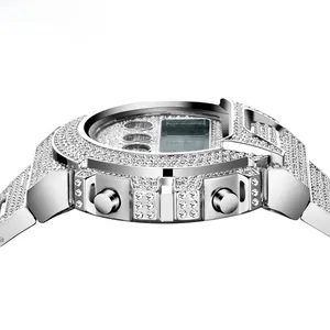 Vue latérale macro d'une montre numérique argentée sertie de diamants avec éclat métallique