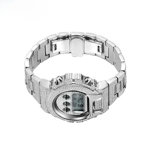 Vue détaillée d'une montre digitale argentée sertie de diamants avec affichage à trois cadrans