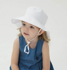 Dettaglio cappello sole bianco per neonati con tesa larga e cordino regolabile antivento
