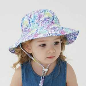 Dettaglio del cappello da sole floreale per bambini con tessuto traspirante e sottogola