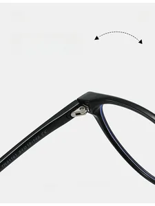 Dettaglio delle cerniere in metallo e specifiche della montatura TR90 ultra leggera