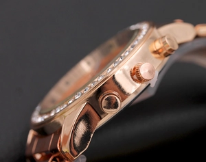 Detailed side view of rose gold alloy watch featuring rhinestone bezel and metal chain strap