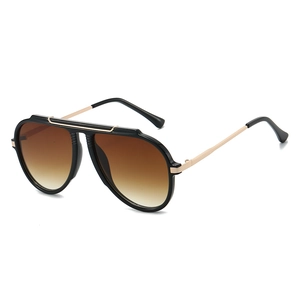 Classic pilot sunglasses with black and gold metal frame and brown gradient lenses