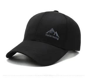 Vista laterale del cappellino da baseball nero in cotone con montagne ricamate e logo