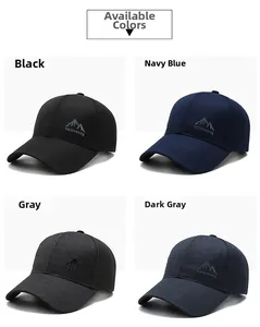 Dettaglio di cappellini da baseball in nero, blu navy, grigio e grigio scuro con ricamo