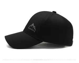 Vista laterale del berretto da baseball nero con logo montagna e tessuto in twill