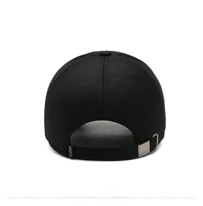 Vista posteriore del cappellino da baseball nero con fibbia regolabile ed etichetta logo
