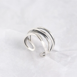 Detailed close-up of S925 sterling silver ring with multilayered interlaced line design
