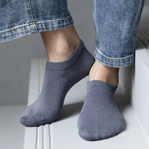 Men's low cut breathable cotton invisible socks in grey with ribbed cuffs on feet