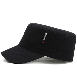 Casquette militaire noire classique avec broderie latérale et bande rouge sur fond blanc