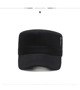 Vue de face d'une casquette militaire noire en sergé de coton avec étiquette tissée