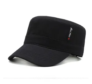 Détail de la casquette militaire noire montrant les coutures et l'étiquette Mei Mao