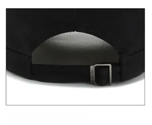 Détail de la boucle métallique réglable et du tissu en sergé noir de la casquette militaire