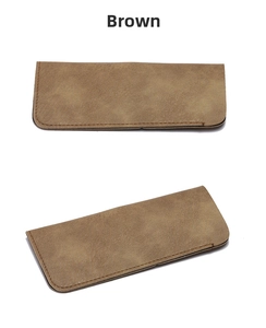 Détail de la pochette à lunettes en similicuir marron avec coutures et texture mate