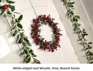 Détail de couronne et guirlandes de Noël avec baies rouges et feuilles à bord blanc