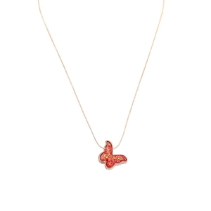 Minimalistische goldene Halskette mit einem rot-goldenen Schmetterlingsanhänger an einer feinen Kette