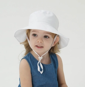Dettaglio cappello parasole bianco in cotone con laccetto antivento per bambini