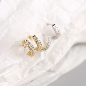 Élégantes boucles d'oreilles créoles en argent S925 avec zircons brillants en or et argent