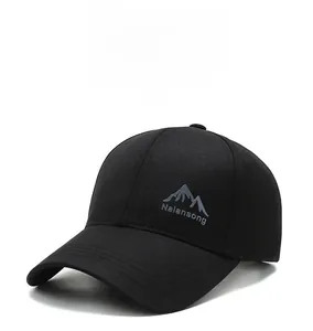 Dettaglio del cappellino nero con logo montagna grigio e ricamo Nalansong