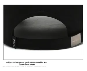 Dettaglio del cinturino regolabile con fibbia in metallo e logo su cappello nero