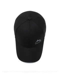 Vista dall'alto di un berretto da baseball nero con logo montagna grigio e design outdoor