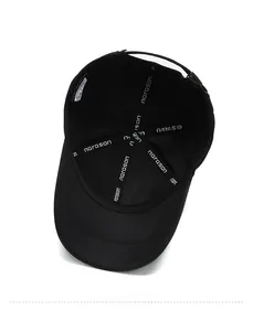 Dettaglio dell'interno del cappellino da baseball nero con cuciture rinforzate e nastro