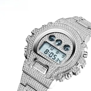Détail de la montre numérique argentée avec diamants sertis et affichage LCD à trois yeux