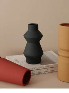 Detail van matte geometrische keramische vazen in Morandi-tinten voor modern decor
