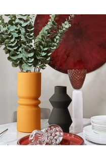 Detail van matte keramische vazen in geometrische vormen en zachte Morandi-kleuren